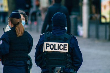 Fransa 'yı 28 Kasım 2020' de koronavirüs salgını sırasında Reims 'in tarihi sokaklarında devriye gezen Fransız polis memurunun görüntüsü ve nüfusu kontrol altına almak için kilit altına alınması ele alınıyor.