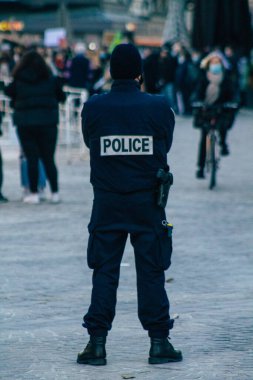 Fransa 'yı 28 Kasım 2020' de koronavirüs salgını sırasında Reims 'in tarihi sokaklarında devriye gezen Fransız polis memurunun görüntüsü ve nüfusu kontrol altına almak için kilit altına alınması ele alınıyor.