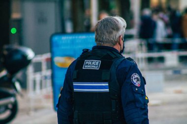 Fransa 'yı 28 Kasım 2020' de koronavirüs salgını sırasında Reims 'in tarihi sokaklarında devriye gezen Fransız polis memurunun görüntüsü ve nüfusu kontrol altına almak için kilit altına alınması ele alınıyor.