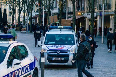 Fransa 'yı 28 Kasım 2020' de Coronavirus salgını sırasında Fransız polis arabasının tarihi caddelerde ilerlemesini ve nüfusun tecrit altına alınmasını öngörüyor.