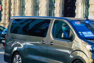 Fransa 'yı 28 Kasım 2020' de Jean Castex ve Ekonomi Bakanı Bruno LeMaire 'in ziyareti sırasında Reims' in tarihi caddelerinde dolaşan Fransız hükümet arabalarına bakıyor.