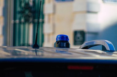 Fransa 'yı 28 Kasım 2020' de Jean Castex ve Ekonomi Bakanı Bruno LeMaire 'in ziyareti sırasında Reims' in tarihi caddelerinde dolaşan Fransız hükümet arabalarına bakıyor.