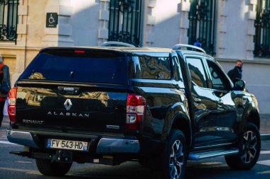 Fransa 'yı 28 Kasım 2020' de Jean Castex ve Ekonomi Bakanı Bruno LeMaire 'in ziyareti sırasında Reims' in tarihi caddelerinde dolaşan Fransız hükümet arabalarına bakıyor.