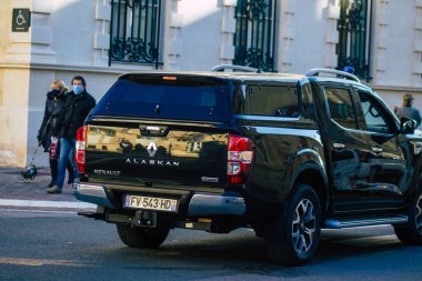 Fransa 'yı 28 Kasım 2020' de Jean Castex ve Ekonomi Bakanı Bruno LeMaire 'in ziyareti sırasında Reims' in tarihi caddelerinde dolaşan Fransız hükümet arabalarına bakıyor.