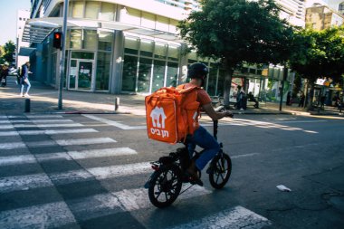 Tel Aviv İsrail 1 Aralık 2020 Coronavirus salgını sırasında Tel Aviv sokaklarındaki şehir trafiğini gösteriyor.