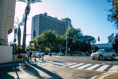 Tel Aviv İsrail 1 Aralık 2020 Coronavirus salgını sırasında Tel Aviv sokaklarındaki şehir trafiğini gösteriyor.