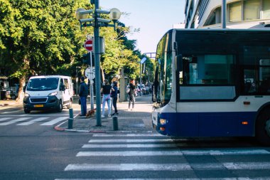 Tel Aviv İsrail 1 Aralık 2020 İsrail 'de Coronavirus salgını ve tecrit sırasında Tel Aviv sokaklarından geçen bir İsrail halk otobüsünün görüntüsü