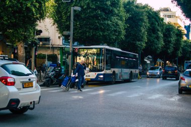 Tel Aviv İsrail 1 Aralık 2020 İsrail 'de Coronavirus salgını ve tecrit sırasında Tel Aviv sokaklarından geçen bir İsrail halk otobüsünün görüntüsü