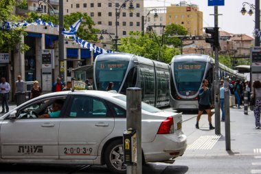 Kudüs İsrail, 2019 'da hafif tren manzarası da vardı. Coronavirus salgını İsrail' i vurmadan önce. Yafa caddesinde ve Kudüs şehrinin ulaşım sisteminin bir parçası olarak dönüyordu.
