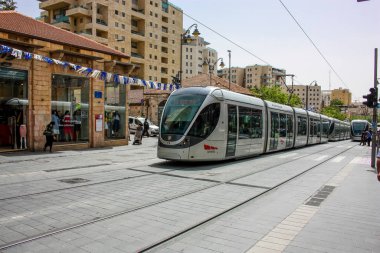 Kudüs İsrail, 2019 'da hafif tren manzarası da vardı. Coronavirus salgını İsrail' i vurmadan önce. Yafa caddesinde ve Kudüs şehrinin ulaşım sisteminin bir parçası olarak dönüyordu.