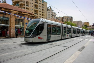 Kudüs İsrail, 2019 'da hafif tren manzarası da vardı. Coronavirus salgını İsrail' i vurmadan önce. Yafa caddesinde ve Kudüs şehrinin ulaşım sisteminin bir parçası olarak dönüyordu.
