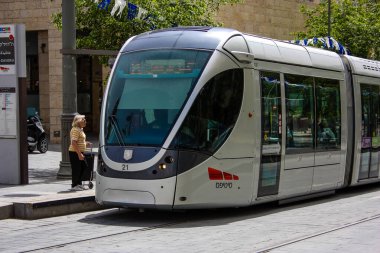 Kudüs İsrail, 2019 'da hafif tren manzarası da vardı. Coronavirus salgını İsrail' i vurmadan önce. Yafa caddesinde ve Kudüs şehrinin ulaşım sisteminin bir parçası olarak dönüyordu.