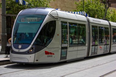 Kudüs İsrail, 2019 'da hafif tren manzarası da vardı. Coronavirus salgını İsrail' i vurmadan önce. Yafa caddesinde ve Kudüs şehrinin ulaşım sisteminin bir parçası olarak dönüyordu.