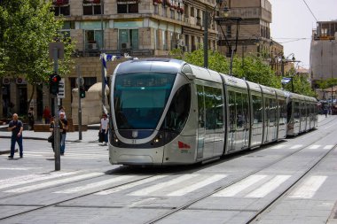 Kudüs İsrail, 2019 'da hafif tren manzarası da vardı. Coronavirus salgını İsrail' i vurmadan önce. Yafa caddesinde ve Kudüs şehrinin ulaşım sisteminin bir parçası olarak dönüyordu.