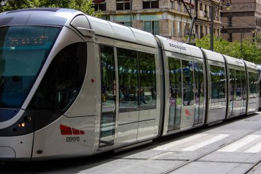 Kudüs İsrail, 2019 'da hafif tren manzarası da vardı. Coronavirus salgını İsrail' i vurmadan önce. Yafa caddesinde ve Kudüs şehrinin ulaşım sisteminin bir parçası olarak dönüyordu.