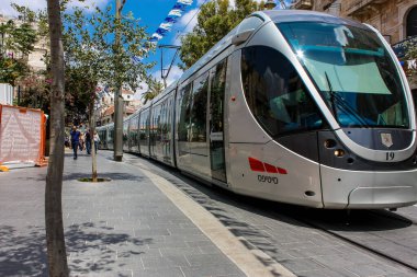 Kudüs İsrail, 2019 'da hafif tren manzarası da vardı. Coronavirus salgını İsrail' i vurmadan önce. Yafa caddesinde ve Kudüs şehrinin ulaşım sisteminin bir parçası olarak dönüyordu.