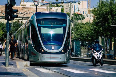 Kudüs İsrail, 2019 'da hafif tren manzarası da vardı. Coronavirus salgını İsrail' i vurmadan önce. Yafa caddesinde ve Kudüs şehrinin ulaşım sisteminin bir parçası olarak dönüyordu.