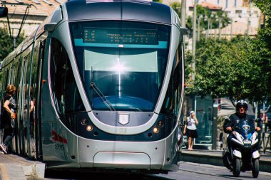 Kudüs İsrail, 2019 'da hafif tren manzarası da vardı. Coronavirus salgını İsrail' i vurmadan önce. Yafa caddesinde ve Kudüs şehrinin ulaşım sisteminin bir parçası olarak dönüyordu.