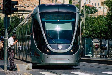 Kudüs İsrail, 2019 'da hafif tren manzarası da vardı. Coronavirus salgını İsrail' i vurmadan önce. Yafa caddesinde ve Kudüs şehrinin ulaşım sisteminin bir parçası olarak dönüyordu.