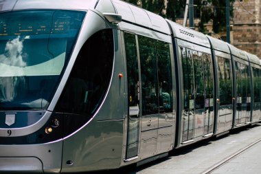Kudüs İsrail, 2019 'da hafif tren manzarası da vardı. Coronavirus salgını İsrail' i vurmadan önce. Yafa caddesinde ve Kudüs şehrinin ulaşım sisteminin bir parçası olarak dönüyordu.