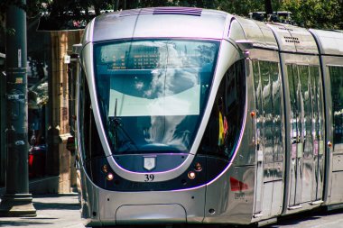 Kudüs İsrail, 2019 'da hafif tren manzarası da vardı. Coronavirus salgını İsrail' i vurmadan önce. Yafa caddesinde ve Kudüs şehrinin ulaşım sisteminin bir parçası olarak dönüyordu.