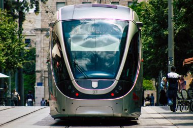 Kudüs İsrail, 2019 'da hafif tren manzarası da vardı. Coronavirus salgını İsrail' i vurmadan önce. Yafa caddesinde ve Kudüs şehrinin ulaşım sisteminin bir parçası olarak dönüyordu.