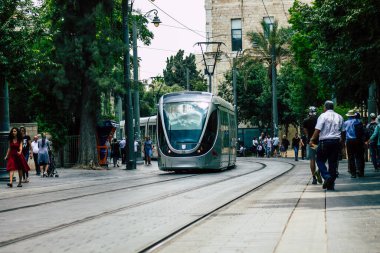 Kudüs İsrail, 2019 'da hafif tren manzarası da vardı. Coronavirus salgını İsrail' i vurmadan önce. Yafa caddesinde ve Kudüs şehrinin ulaşım sisteminin bir parçası olarak dönüyordu.