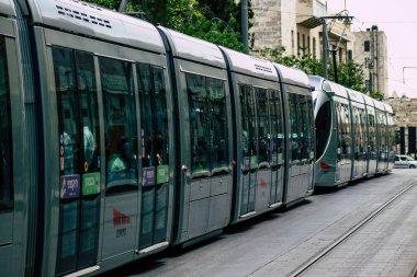 Kudüs İsrail, 2019 'da hafif tren manzarası da vardı. Coronavirus salgını İsrail' i vurmadan önce. Yafa caddesinde ve Kudüs şehrinin ulaşım sisteminin bir parçası olarak dönüyordu.