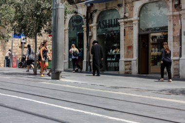 Kudüs İsrail, 2019. Coronavirüs salgını İsrail 'i vurmadan önce İsrail' in Jaffa caddesinde yürüyen kimliği belirsiz insanların görüntüsü.
