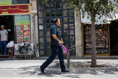 Kudüs İsrail, 2019. Coronavirüs salgını İsrail 'i vurmadan önce İsrail' in Jaffa caddesinde yürüyen kimliği belirsiz insanların görüntüsü.