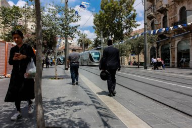 Kudüs İsrail, 2019. Coronavirüs salgını İsrail 'i vurmadan önce İsrail' in Jaffa caddesinde yürüyen kimliği belirsiz insanların görüntüsü.