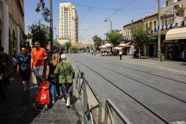 Kudüs İsrail, 2019. Coronavirüs salgını İsrail 'i vurmadan önce İsrail' in Jaffa caddesinde yürüyen kimliği belirsiz insanların görüntüsü.