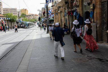Kudüs İsrail, 2019. Coronavirüs salgını İsrail 'i vurmadan önce İsrail' in Jaffa caddesinde yürüyen kimliği belirsiz insanların görüntüsü.