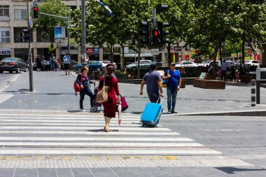 Kudüs İsrail, 2019. Coronavirüs salgını İsrail 'i vurmadan önce İsrail' in Jaffa caddesinde yürüyen kimliği belirsiz insanların görüntüsü.