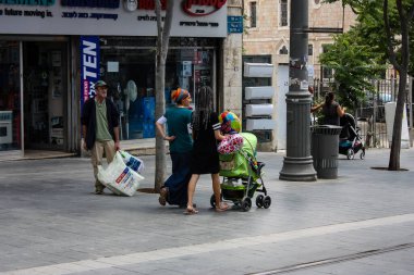 Kudüs İsrail, 2019. Coronavirüs salgını İsrail 'i vurmadan önce İsrail' in Jaffa caddesinde yürüyen kimliği belirsiz insanların görüntüsü.