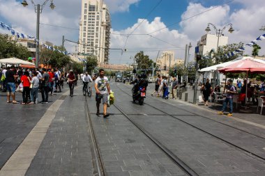 Kudüs İsrail, 2019. Coronavirüs salgını İsrail 'i vurmadan önce İsrail' in Jaffa caddesinde yürüyen kimliği belirsiz insanların görüntüsü.