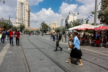 Kudüs İsrail, 2019. Coronavirüs salgını İsrail 'i vurmadan önce İsrail' in Jaffa caddesinde yürüyen kimliği belirsiz insanların görüntüsü.