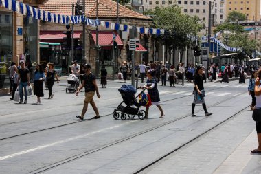 Kudüs İsrail, 2019. Coronavirüs salgını İsrail 'i vurmadan önce İsrail' in Jaffa caddesinde yürüyen kimliği belirsiz insanların görüntüsü.