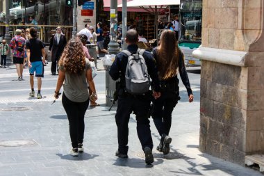 Kudüs İsrail, 2019. Coronavirüs salgını İsrail 'i vurmadan önce İsrail' in Jaffa caddesinde yürüyen kimliği belirsiz insanların görüntüsü.