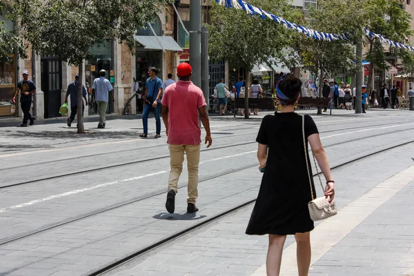 Иерусалим Израиль 2019 Вид Неопознанных Израильтян Идущих Улице Яффо Перед — стоковое фото