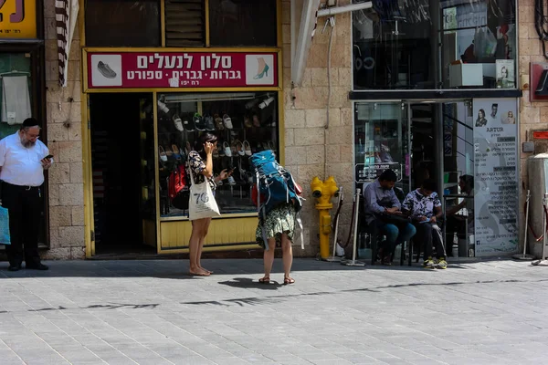 Иерусалим Израиль 2019 Вид Неопознанных Израильтян Идущих Улице Яффо Перед — стоковое фото