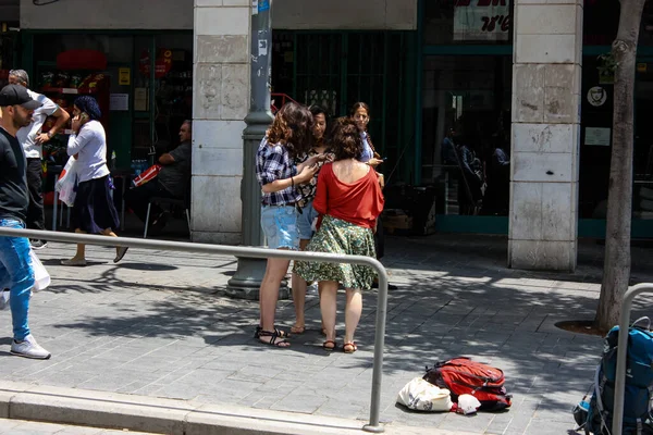 エルサレムイスラエル 2019イスラエルを襲ったコロナウイルス感染の前にジャファ通りを歩く正体不明のイスラエル人の見解 — ストック写真