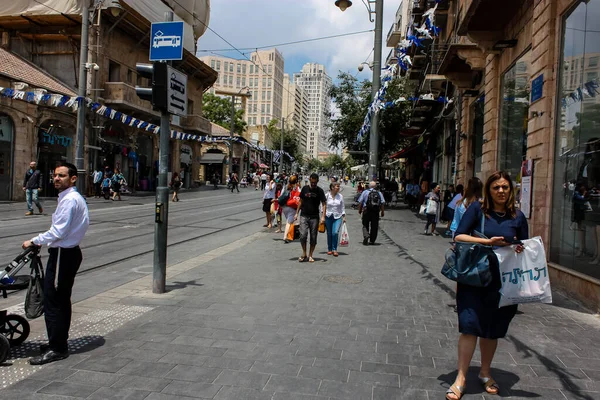 Kudüs İsrail, 2019. Coronavirüs salgını İsrail 'i vurmadan önce İsrail' in Jaffa caddesinde yürüyen kimliği belirsiz insanların görüntüsü.