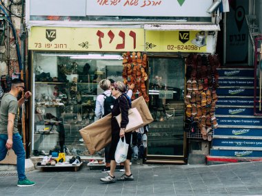 Kudüs İsrail, 2019. Coronavirüs salgını İsrail 'i vurmadan önce İsrail' in Jaffa caddesinde yürüyen kimliği belirsiz insanların görüntüsü.