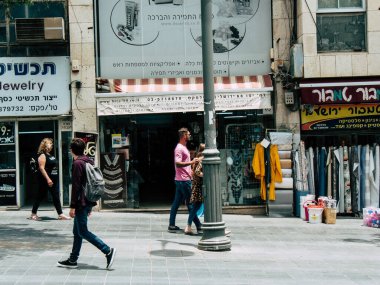 Kudüs İsrail, 2019. Coronavirüs salgını İsrail 'i vurmadan önce İsrail' in Jaffa caddesinde yürüyen kimliği belirsiz insanların görüntüsü.