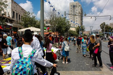 Kudüs İsrail, 2019. Coronavirüs salgını İsrail 'i vurmadan önce İsrail' in Jaffa caddesinde yürüyen kimliği belirsiz insanların görüntüsü.
