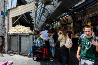 Kudüs İsrail, 2019. Coronavirüs salgını İsrail 'i vurmadan önce İsrail' in Jaffa caddesinde yürüyen kimliği belirsiz insanların görüntüsü.