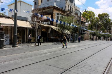 Kudüs İsrail, 2019. Coronavirüs salgını İsrail 'i vurmadan önce İsrail' in Jaffa caddesinde yürüyen kimliği belirsiz insanların görüntüsü.