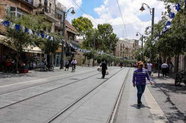 Kudüs İsrail, 2019. Coronavirüs salgını İsrail 'i vurmadan önce İsrail' in Jaffa caddesinde yürüyen kimliği belirsiz insanların görüntüsü.