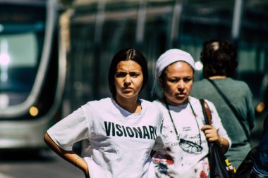 Kudüs İsrail, 2019. Coronavirüs salgını İsrail 'i vurmadan önce İsrail' in Jaffa caddesinde yürüyen kimliği belirsiz insanların görüntüsü.